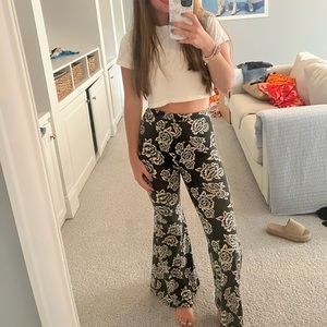 BLACK AND WHITE ROSE FLARE LEGGINGS